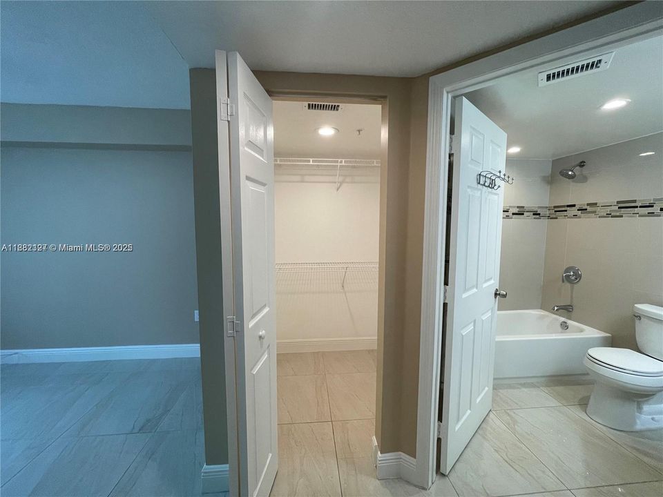 Active With Contract: $2,800 (2 beds, 2 baths, 1054 Square Feet)