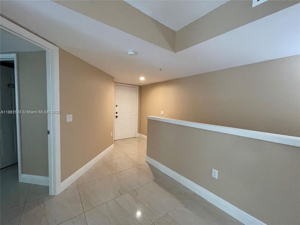 Active With Contract: $2,800 (2 beds, 2 baths, 1054 Square Feet)