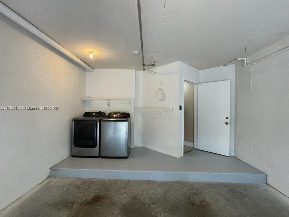 Active With Contract: $2,800 (2 beds, 2 baths, 1054 Square Feet)