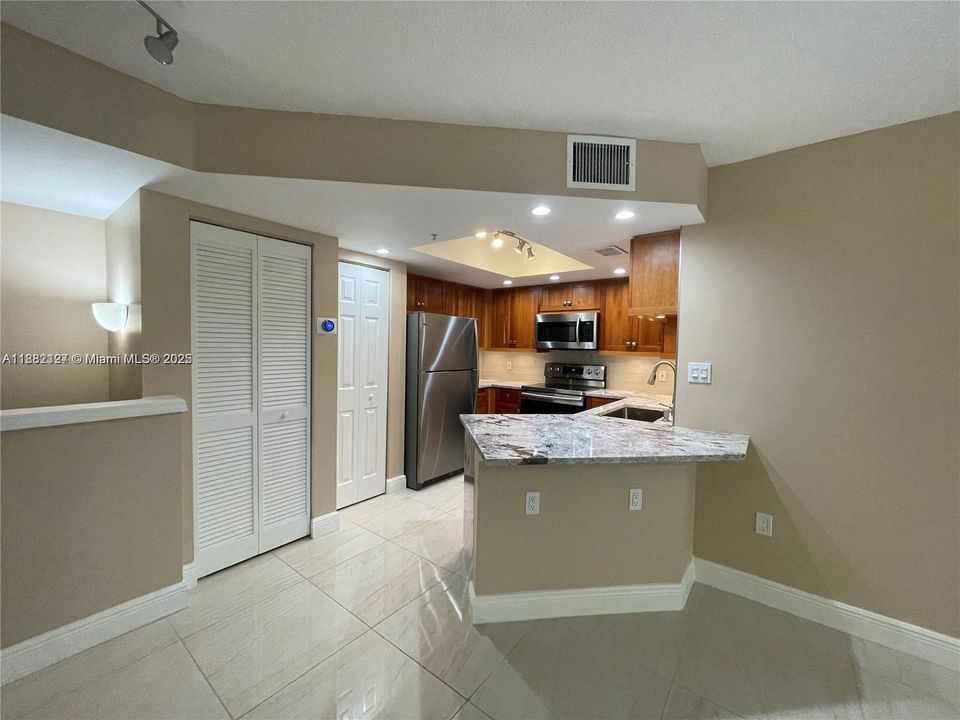 Active With Contract: $2,800 (2 beds, 2 baths, 1054 Square Feet)