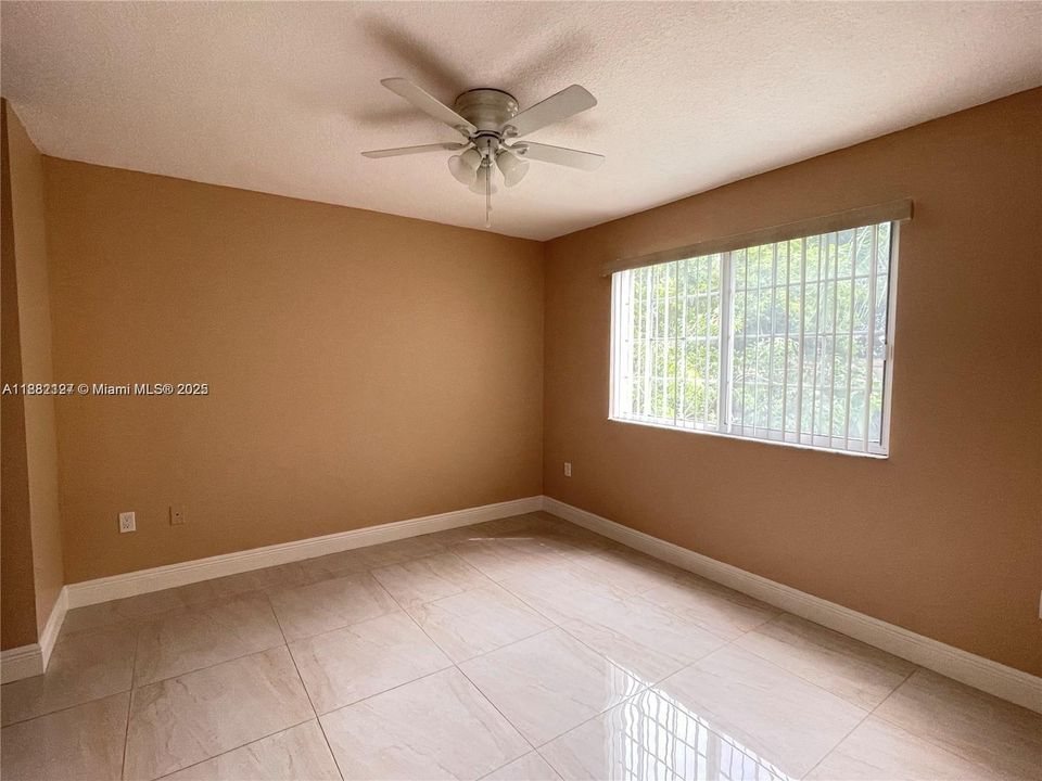 Active With Contract: $2,800 (2 beds, 2 baths, 1054 Square Feet)