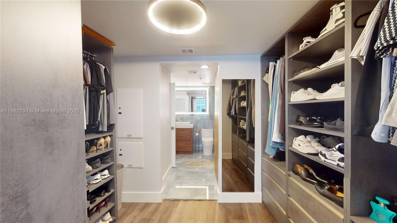 For Sale: $410,000 (1 beds, 1 baths, 791 Square Feet)