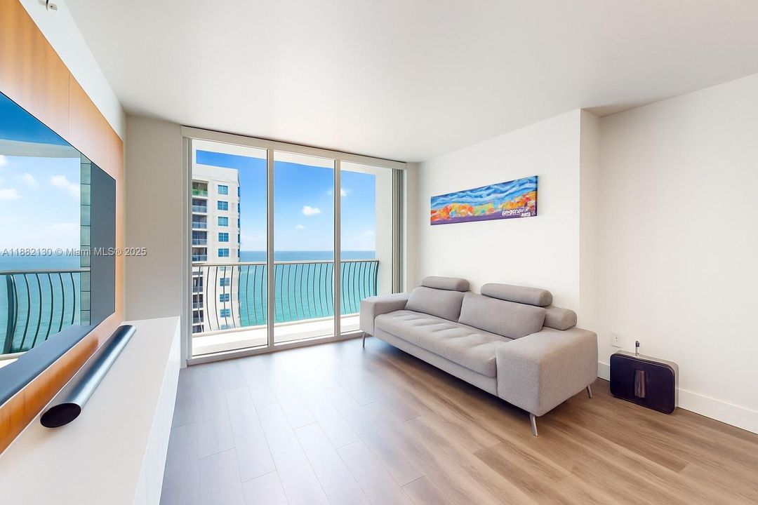 For Sale: $410,000 (1 beds, 1 baths, 791 Square Feet)