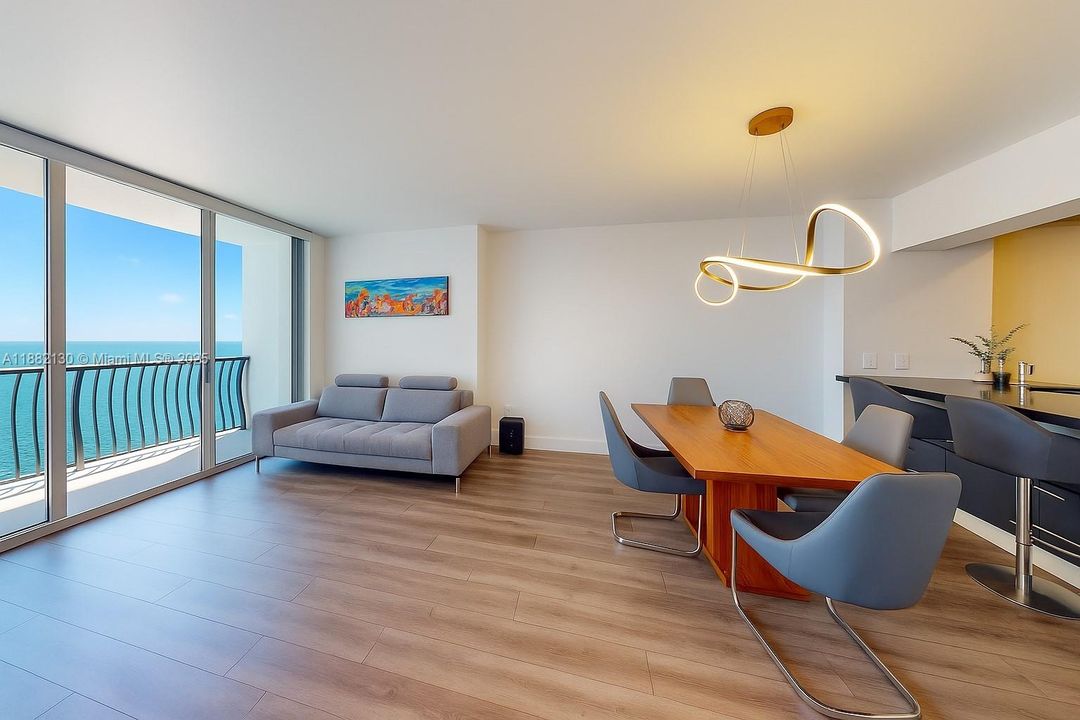 For Sale: $410,000 (1 beds, 1 baths, 791 Square Feet)