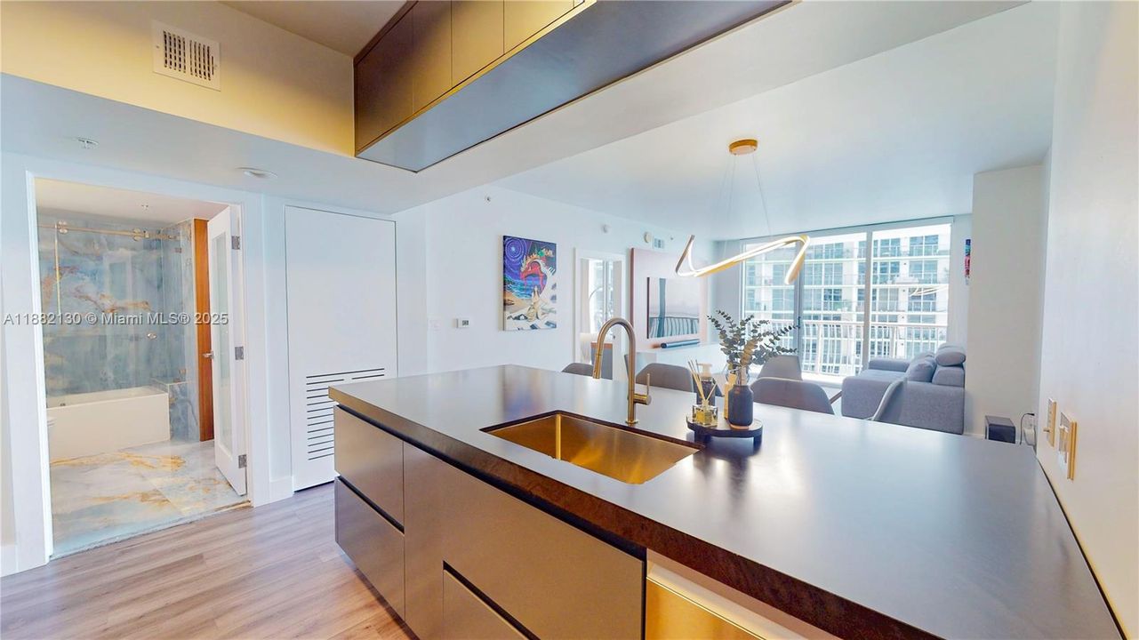 For Sale: $410,000 (1 beds, 1 baths, 791 Square Feet)