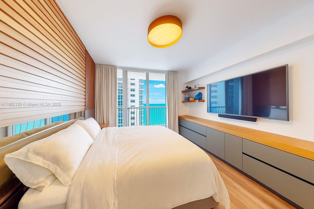 For Sale: $410,000 (1 beds, 1 baths, 791 Square Feet)