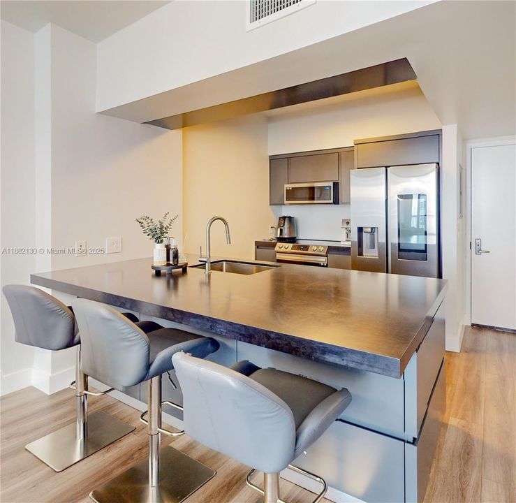For Sale: $410,000 (1 beds, 1 baths, 791 Square Feet)