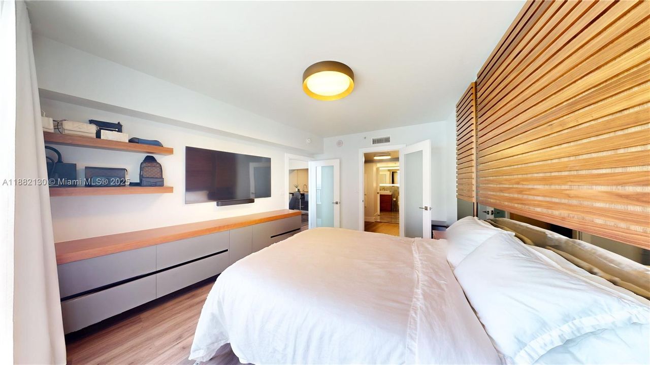 For Sale: $410,000 (1 beds, 1 baths, 791 Square Feet)