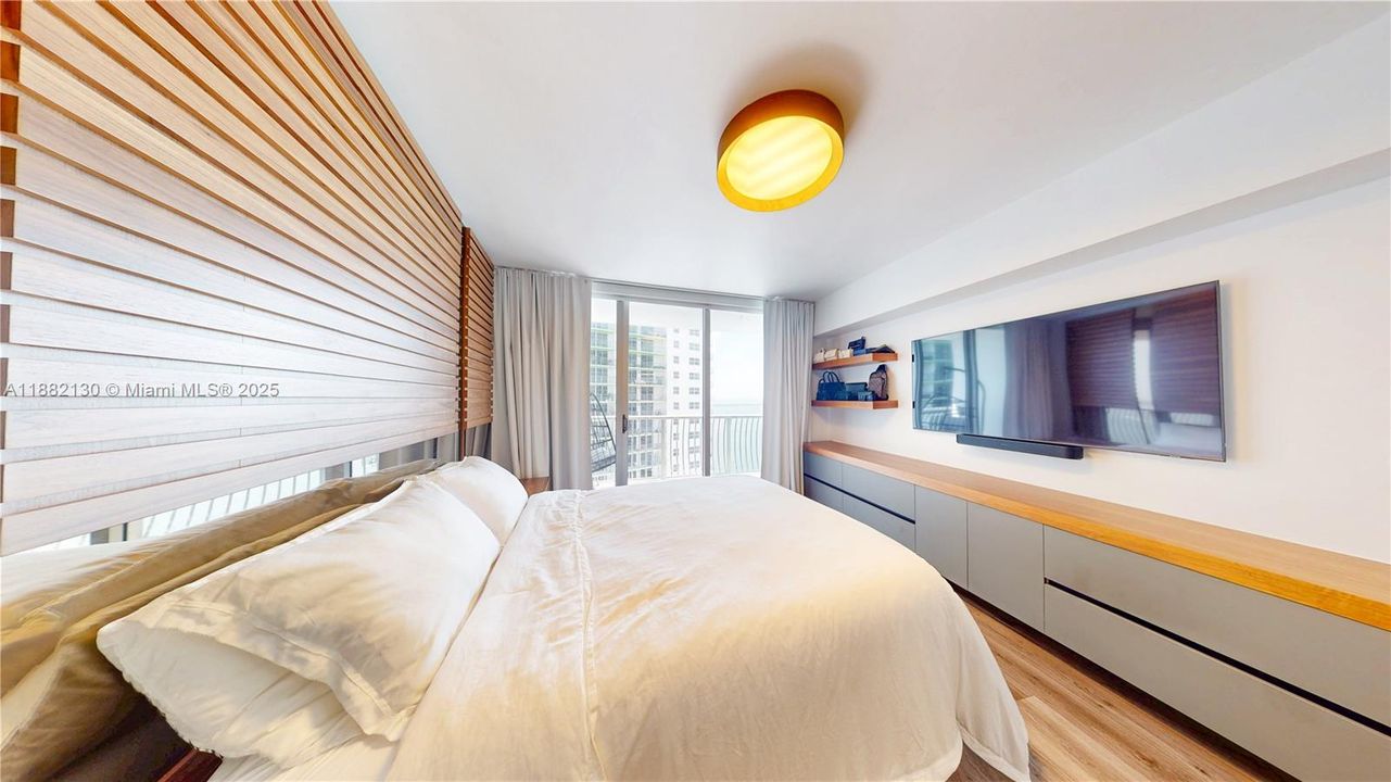 For Sale: $410,000 (1 beds, 1 baths, 791 Square Feet)