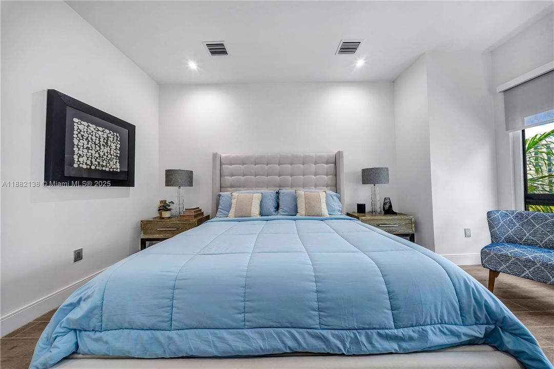 合同活跃: $1,200,000 (3 贝兹, 3 浴室, 2257 平方英尺)