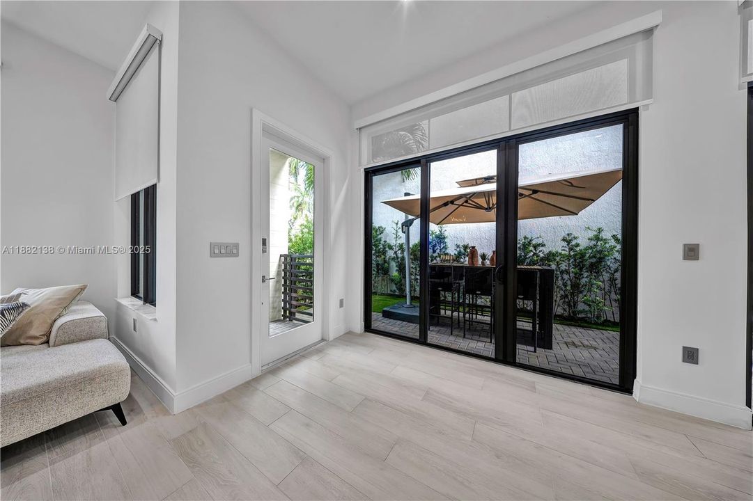 合同活跃: $1,200,000 (3 贝兹, 3 浴室, 2257 平方英尺)