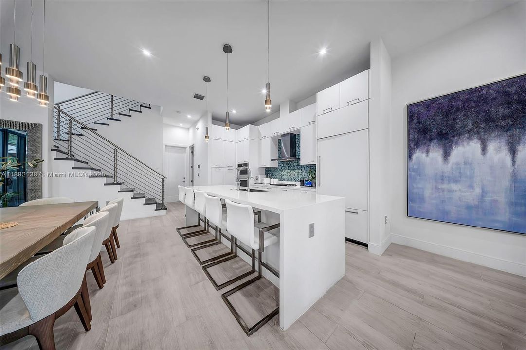 合同活跃: $1,200,000 (3 贝兹, 3 浴室, 2257 平方英尺)