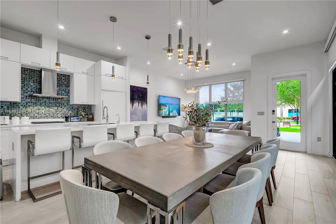 合同活跃: $1,200,000 (3 贝兹, 3 浴室, 2257 平方英尺)