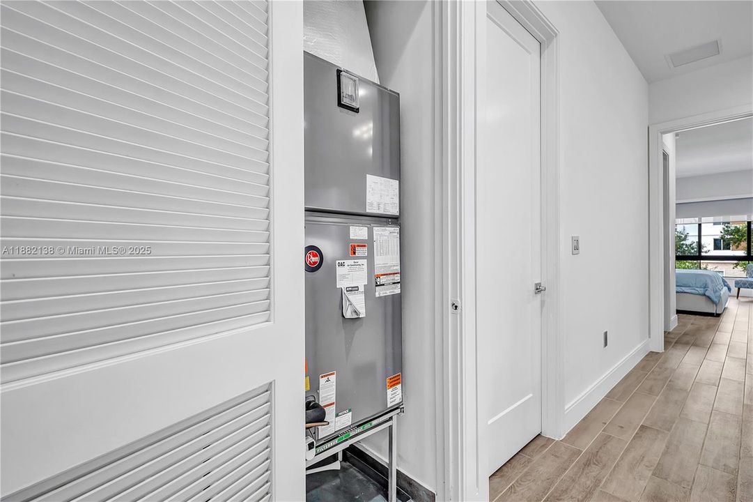 合同活跃: $1,200,000 (3 贝兹, 3 浴室, 2257 平方英尺)