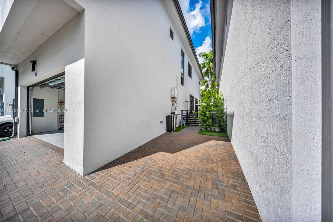 合同活跃: $1,200,000 (3 贝兹, 3 浴室, 2257 平方英尺)