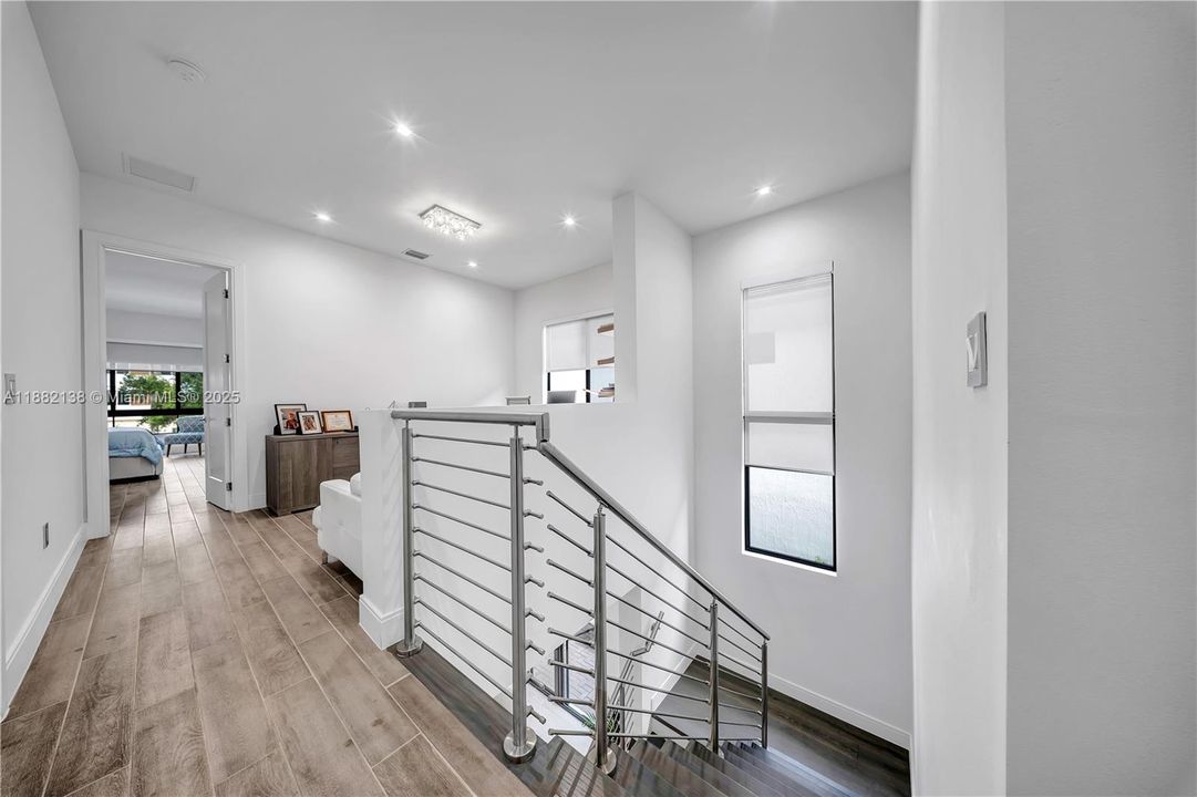 合同活跃: $1,200,000 (3 贝兹, 3 浴室, 2257 平方英尺)