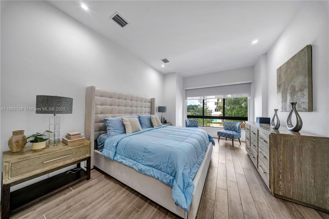 合同活跃: $1,200,000 (3 贝兹, 3 浴室, 2257 平方英尺)