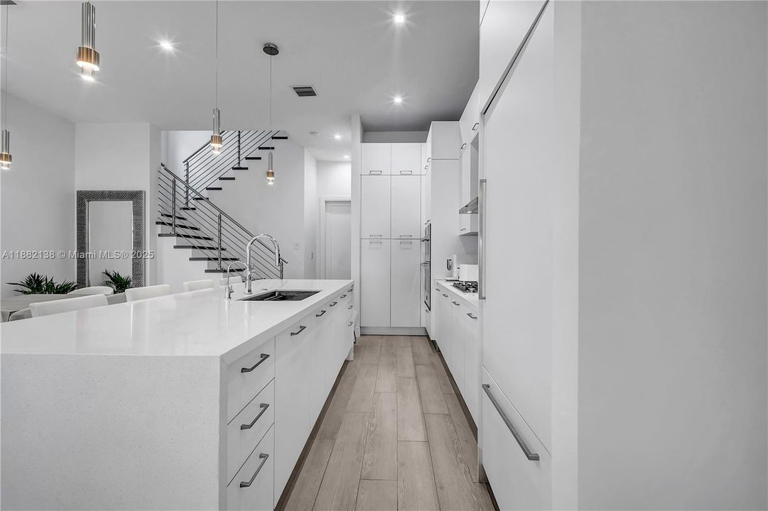 合同活跃: $1,200,000 (3 贝兹, 3 浴室, 2257 平方英尺)