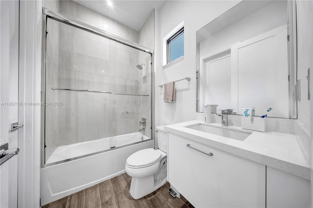 合同活跃: $1,200,000 (3 贝兹, 3 浴室, 2257 平方英尺)