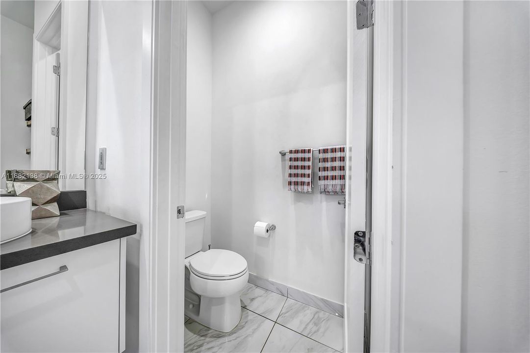 合同活跃: $1,200,000 (3 贝兹, 3 浴室, 2257 平方英尺)