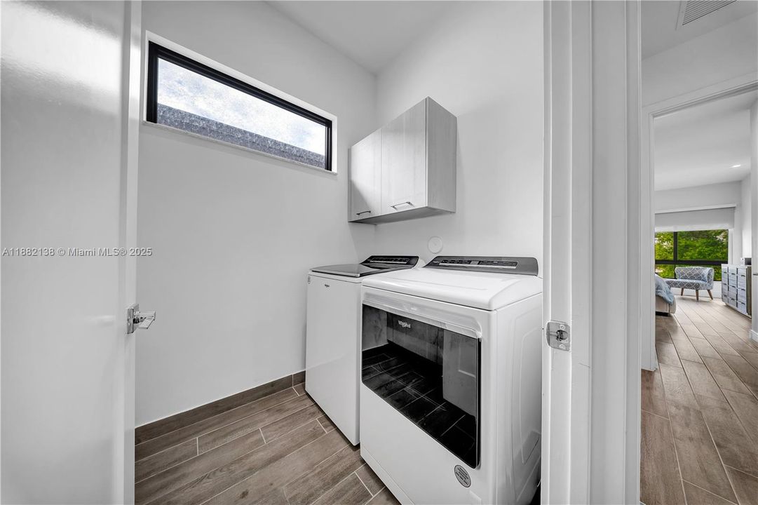 合同活跃: $1,200,000 (3 贝兹, 3 浴室, 2257 平方英尺)