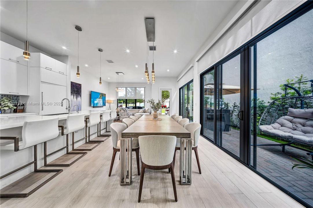 合同活跃: $1,200,000 (3 贝兹, 3 浴室, 2257 平方英尺)