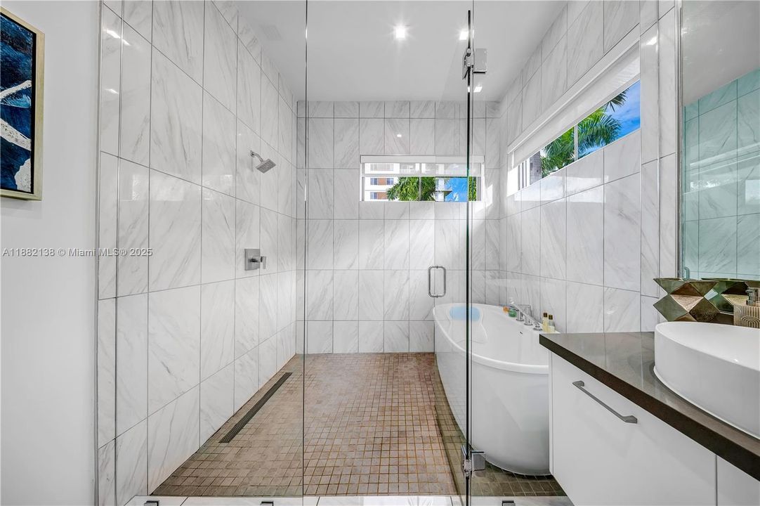 合同活跃: $1,200,000 (3 贝兹, 3 浴室, 2257 平方英尺)