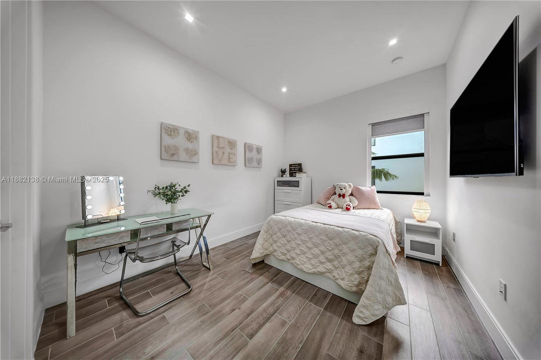 合同活跃: $1,200,000 (3 贝兹, 3 浴室, 2257 平方英尺)