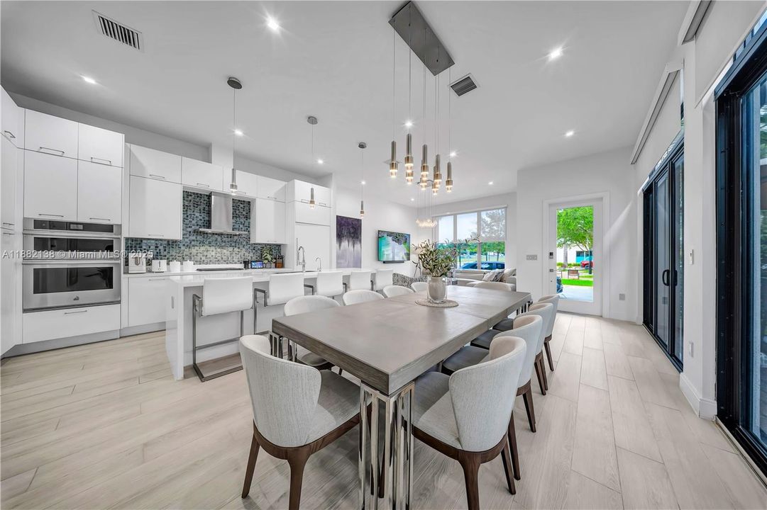 合同活跃: $1,200,000 (3 贝兹, 3 浴室, 2257 平方英尺)