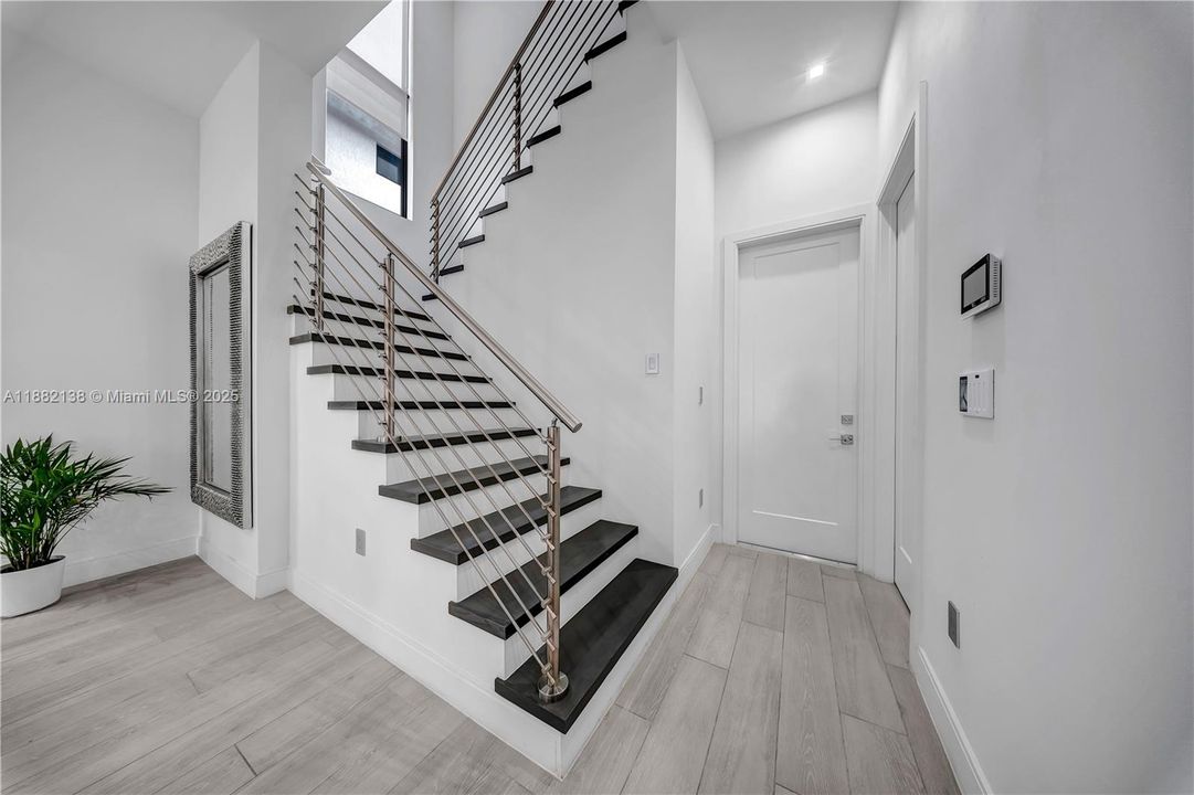 合同活跃: $1,200,000 (3 贝兹, 3 浴室, 2257 平方英尺)