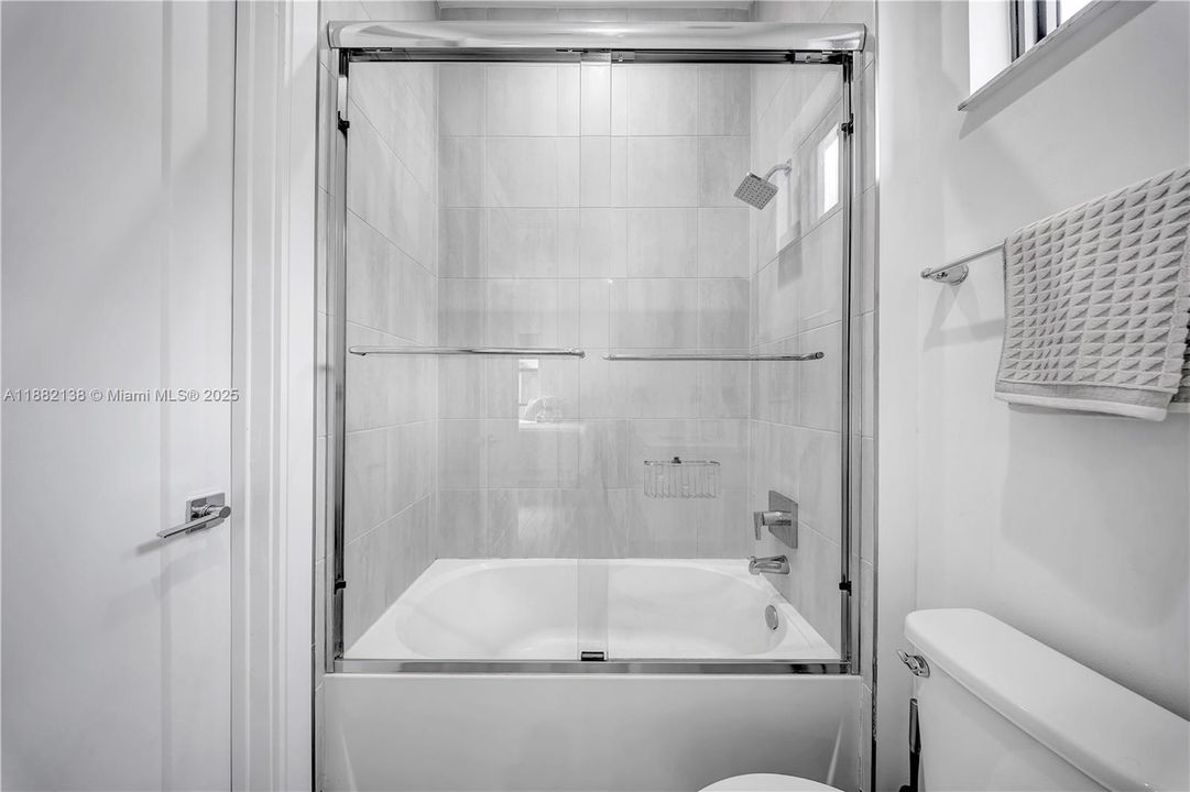 合同活跃: $1,200,000 (3 贝兹, 3 浴室, 2257 平方英尺)