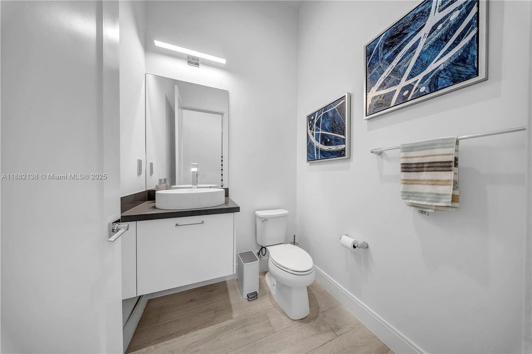 合同活跃: $1,200,000 (3 贝兹, 3 浴室, 2257 平方英尺)