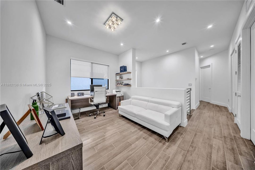 合同活跃: $1,200,000 (3 贝兹, 3 浴室, 2257 平方英尺)