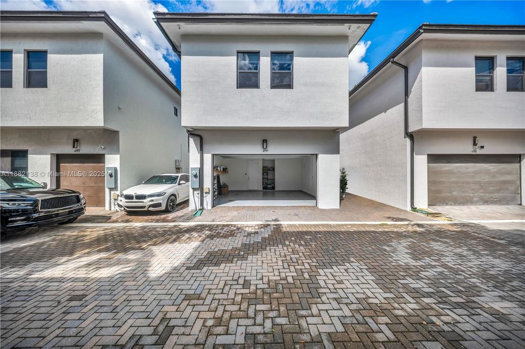 合同活跃: $1,200,000 (3 贝兹, 3 浴室, 2257 平方英尺)