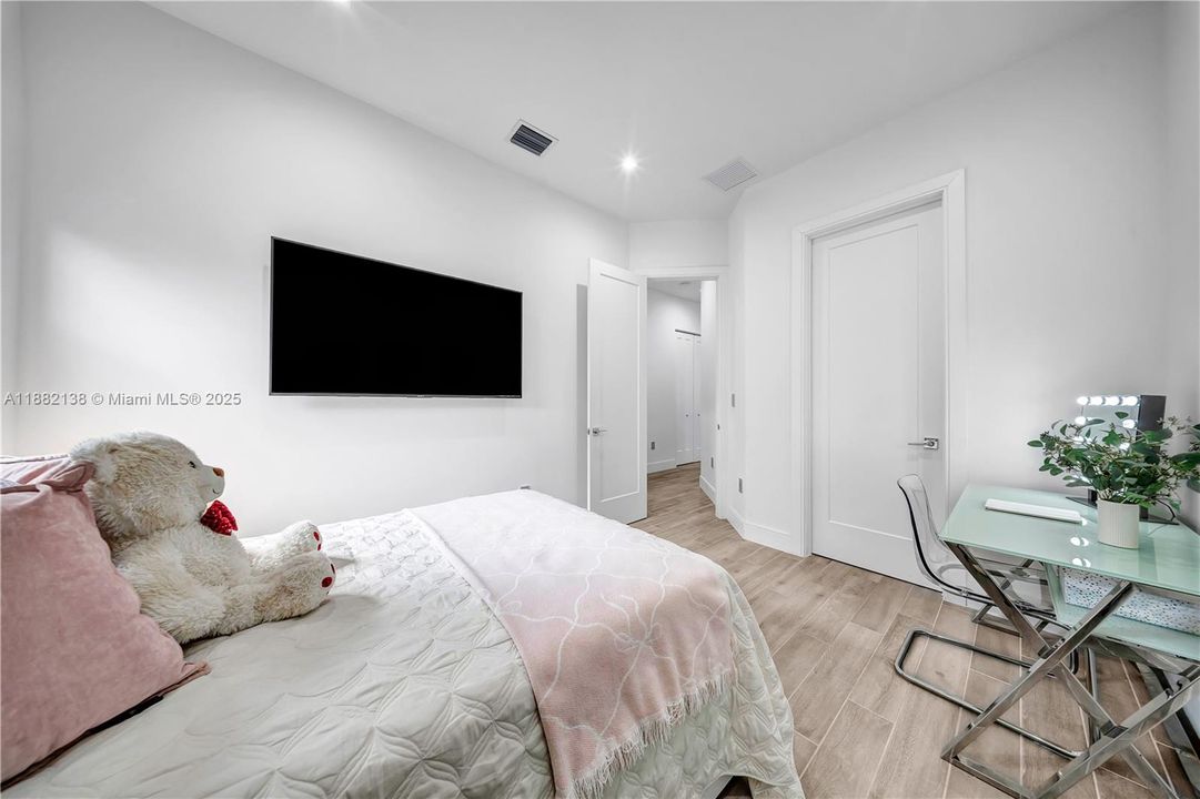 合同活跃: $1,200,000 (3 贝兹, 3 浴室, 2257 平方英尺)