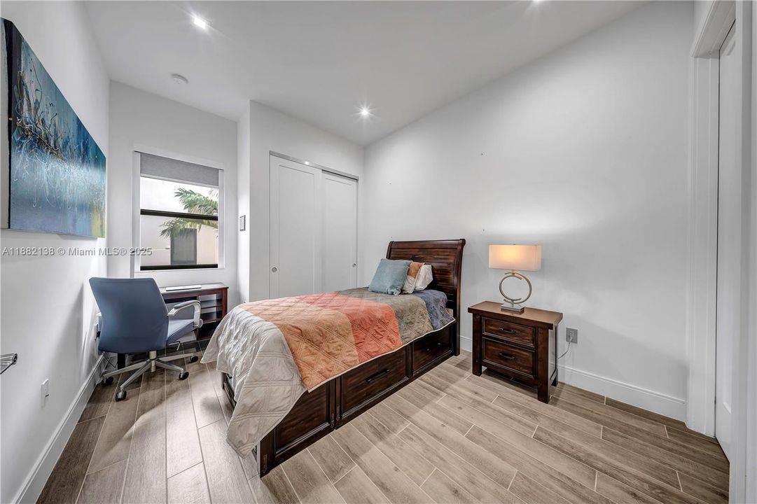 合同活跃: $1,200,000 (3 贝兹, 3 浴室, 2257 平方英尺)