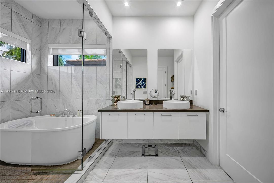 合同活跃: $1,200,000 (3 贝兹, 3 浴室, 2257 平方英尺)