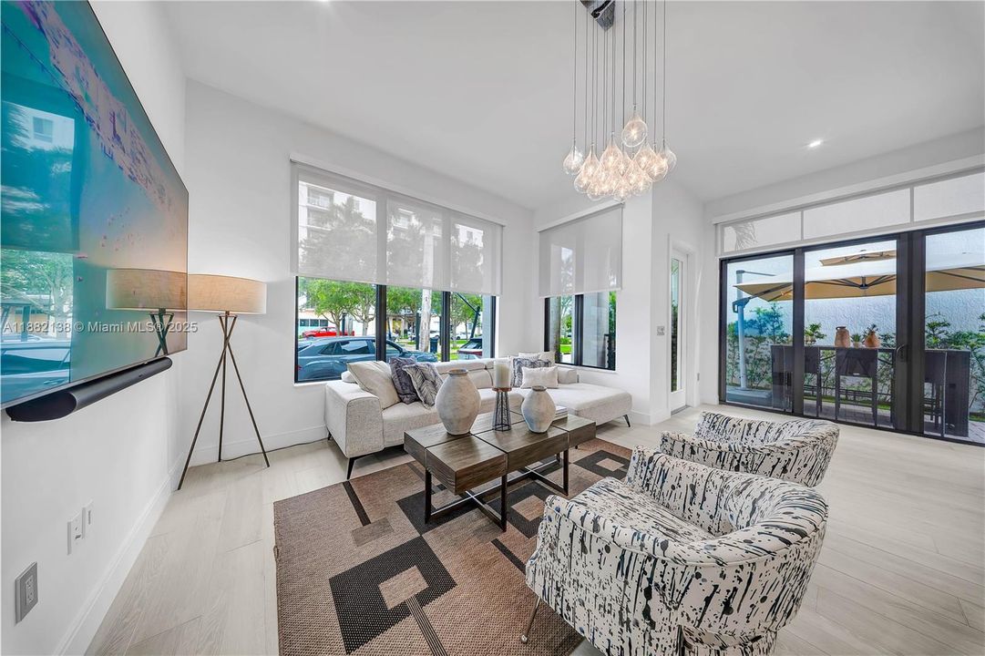 合同活跃: $1,200,000 (3 贝兹, 3 浴室, 2257 平方英尺)