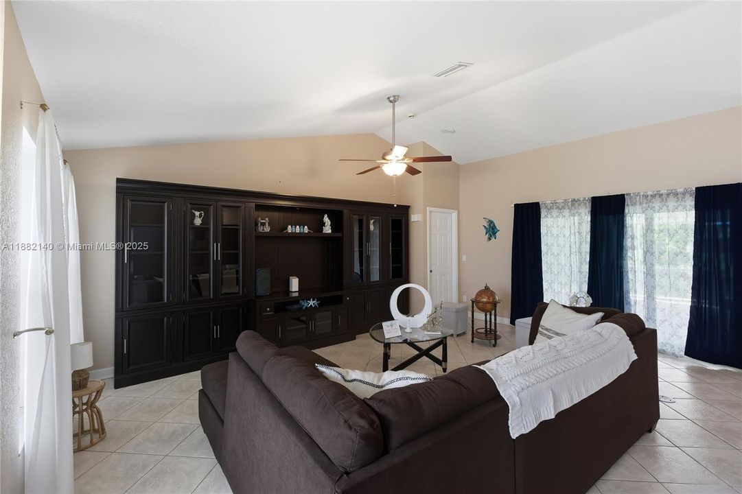 En Venta: $425,000 (3 camas, 2 baños, 0 Pies cuadrados)