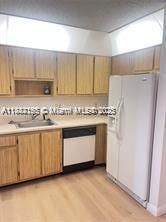 Active With Contract: $1,695 (2 beds, 2 baths, 870 Square Feet)