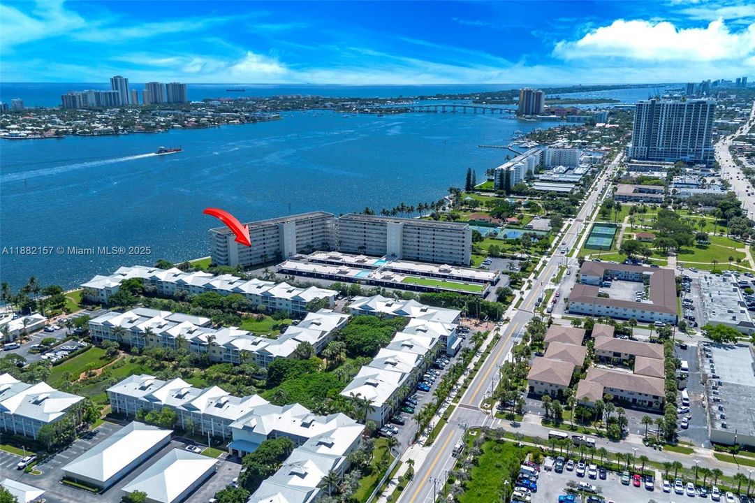 На продажу: $399,900 (2 спален, 2 ванн, 1440 Квадратных фут)