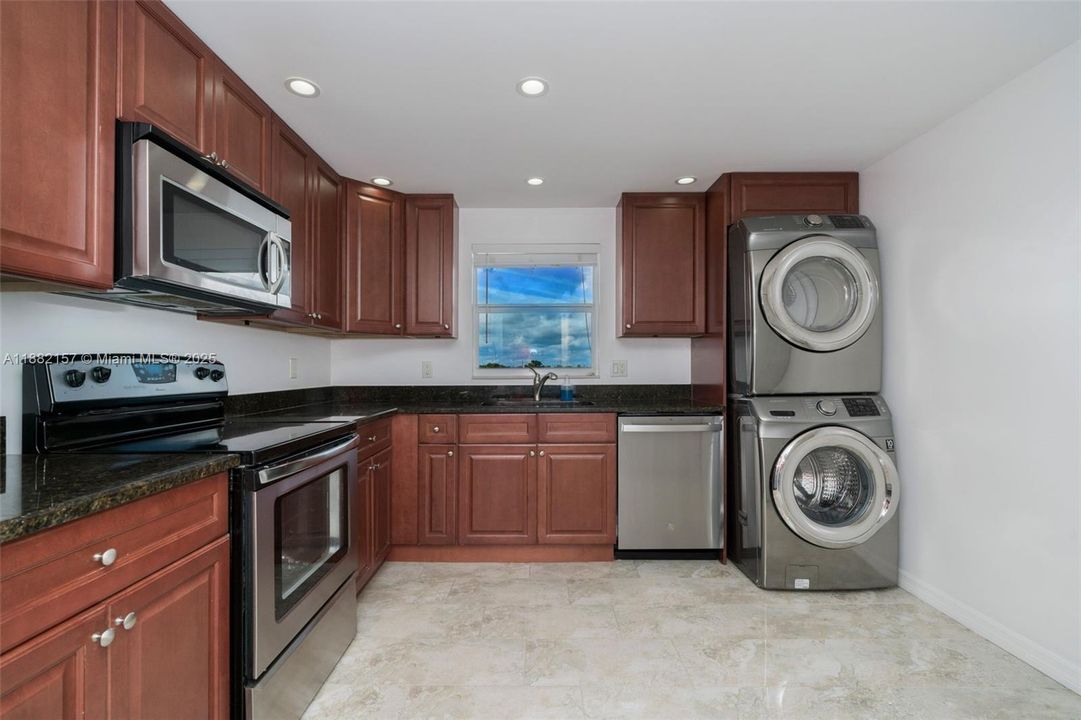 На продажу: $399,900 (2 спален, 2 ванн, 1440 Квадратных фут)