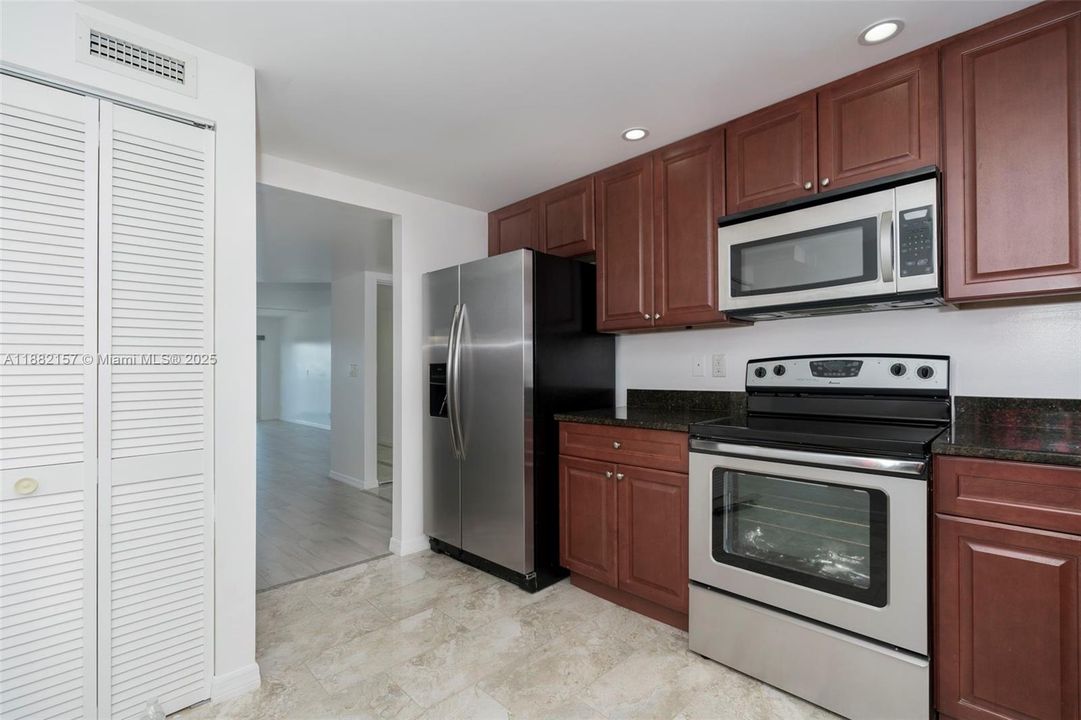 На продажу: $399,900 (2 спален, 2 ванн, 1440 Квадратных фут)