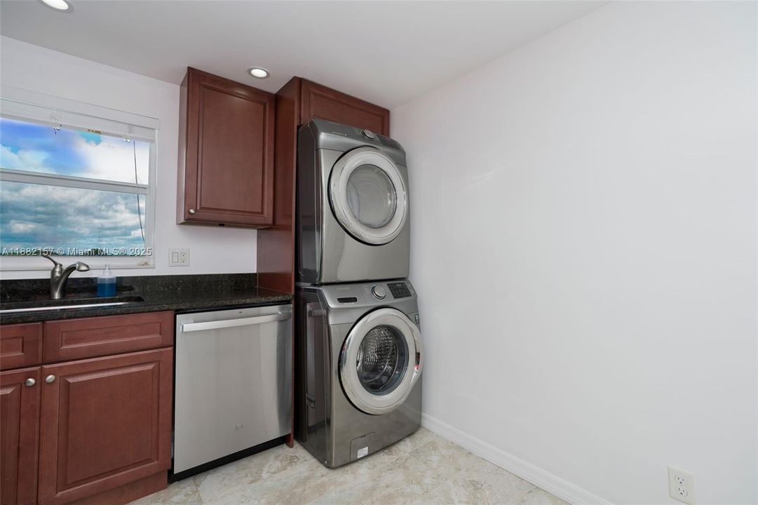 На продажу: $399,900 (2 спален, 2 ванн, 1440 Квадратных фут)