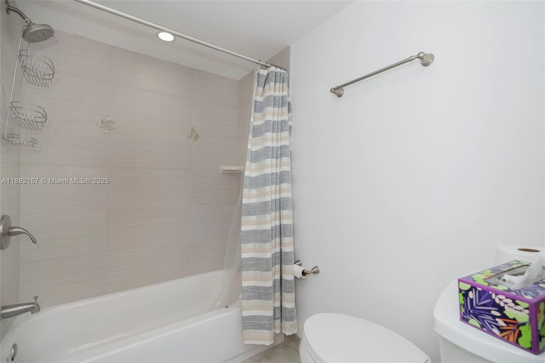 На продажу: $399,900 (2 спален, 2 ванн, 1440 Квадратных фут)