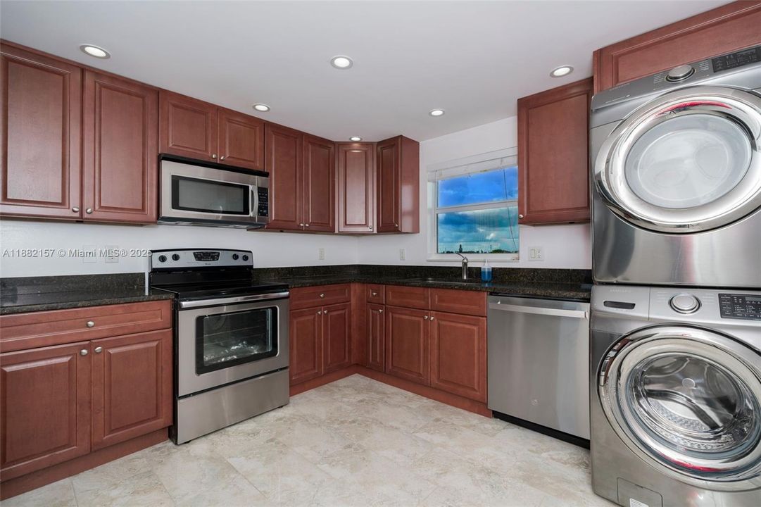 На продажу: $399,900 (2 спален, 2 ванн, 1440 Квадратных фут)