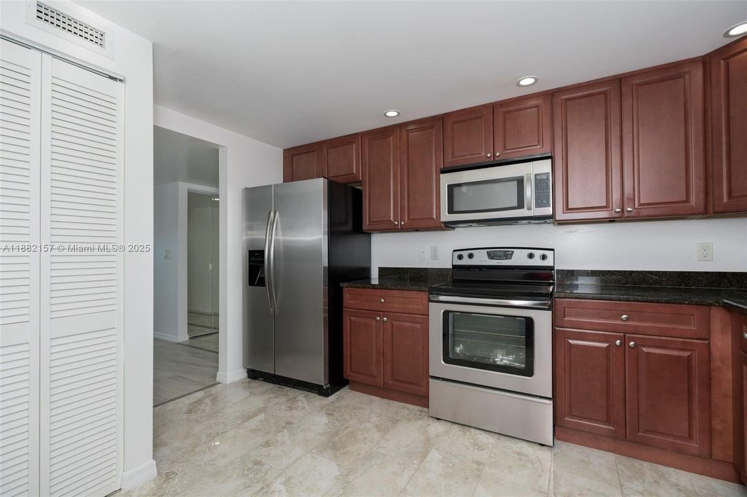 На продажу: $399,900 (2 спален, 2 ванн, 1440 Квадратных фут)