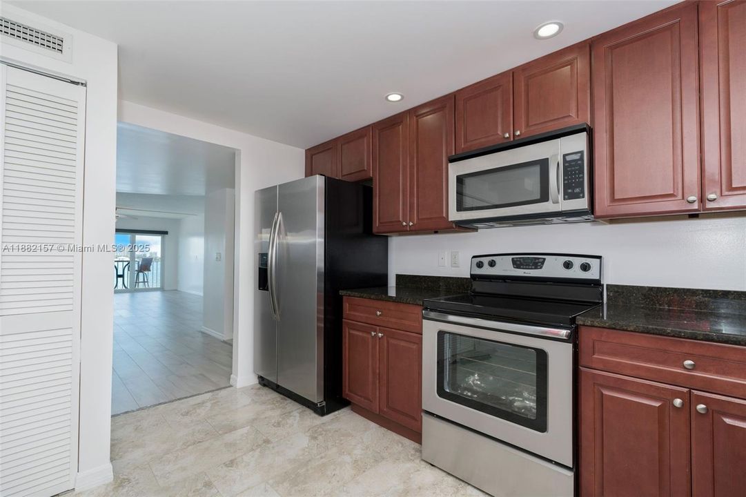 На продажу: $399,900 (2 спален, 2 ванн, 1440 Квадратных фут)