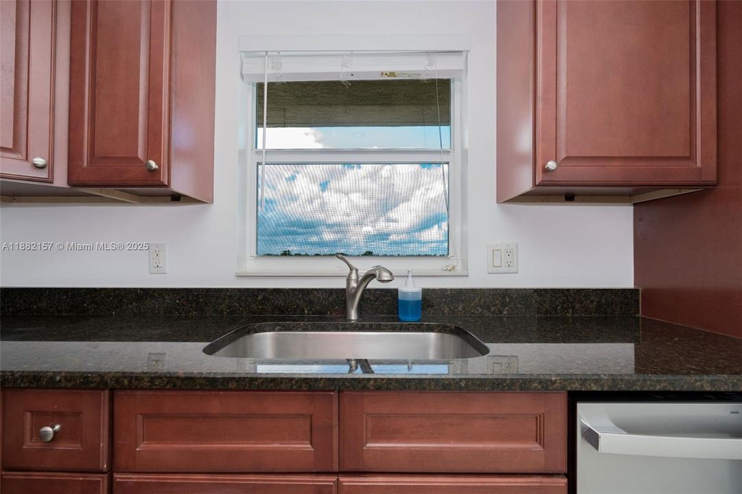 На продажу: $399,900 (2 спален, 2 ванн, 1440 Квадратных фут)