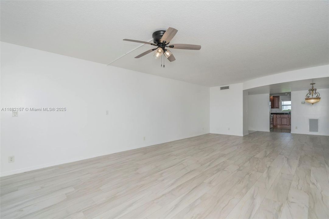 На продажу: $399,900 (2 спален, 2 ванн, 1440 Квадратных фут)